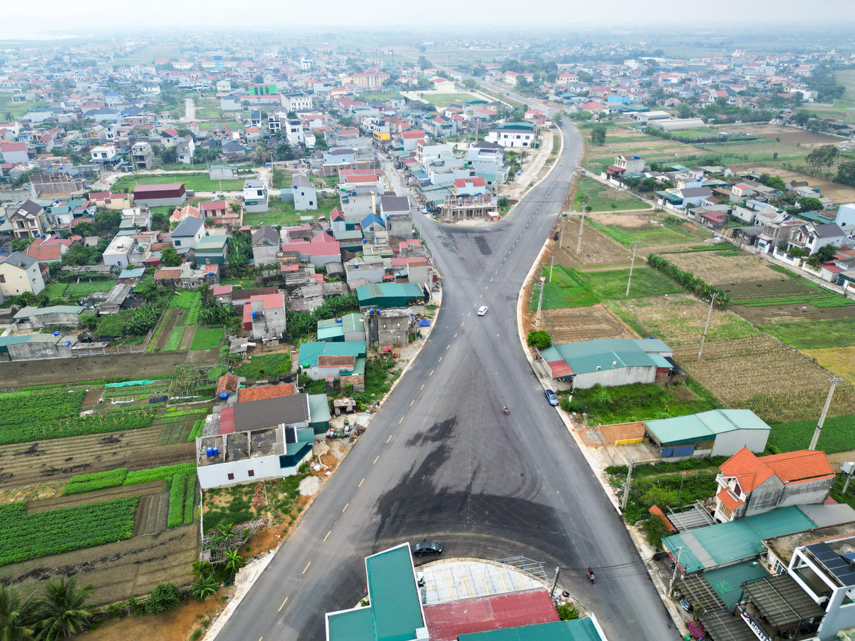 Ông Phạm Văn Lực cho biết, trong thời gian tới, Ban BQLDA ĐTCTGT Thanh Hóa sẽ tiếp tục đôn đốc các nhà thầu tập trung nhân lực, máy móc, vật tư, tổ chức thi công '3 ca, 4 kíp', xuyên ngày nghỉ để bù lại phần khối lượng chậm tiến độ, đặc biệt, đối với gói thầu số 05, hạng mục đang ảnh hưởng trực tiếp đến tiến độ chung của dự án. Ảnh: Đình Minh