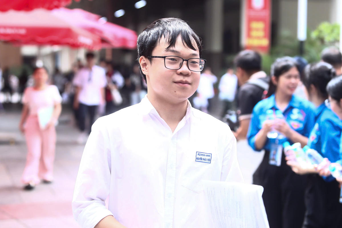 Em Nguyễn Phúc Tính, học sinh Trường THPT Nguyễn Trãi (Hà Nội), lựa chọn hai môn tự chọn là Tiếng Anh và Vật lý. Theo Tính, đề thi Tiếng Anh có một số khó khăn, đặc biệt ở phần đọc hiểu, trong khi đề Vật lý được đánh giá dễ tiếp cận hơn so với năm ngoái.&nbsp;"Em làm bài khá tốt và dự kiến đạt trên 9 điểm", nam sinh nói. Tính dự kiến đặt nguyện vọng xét tuyển vào&nbsp; Đại học Kinh tế Quốc dân.