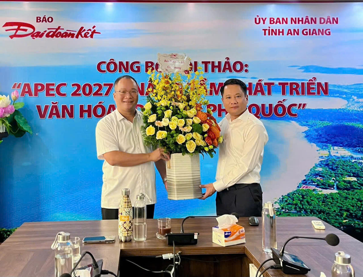 Đồng chí Trương Thành trung, Ủy viên Ủy ban Trung ương Mặt trận Tổ quốc Việt Nam, Bí thư Đảng ủy, Tổng Biên tập báo Đại đoàn kết tặng hoa, chúc mừng Đại tá - TS. Nguyễn Đăng Khang, Phó Tổng biên tập báo Đại đoàn kết tại trụ sở báo Đại đoàn kết (66 Bà Triệu, phường Cửa Nam, thành phố Hà Nội).