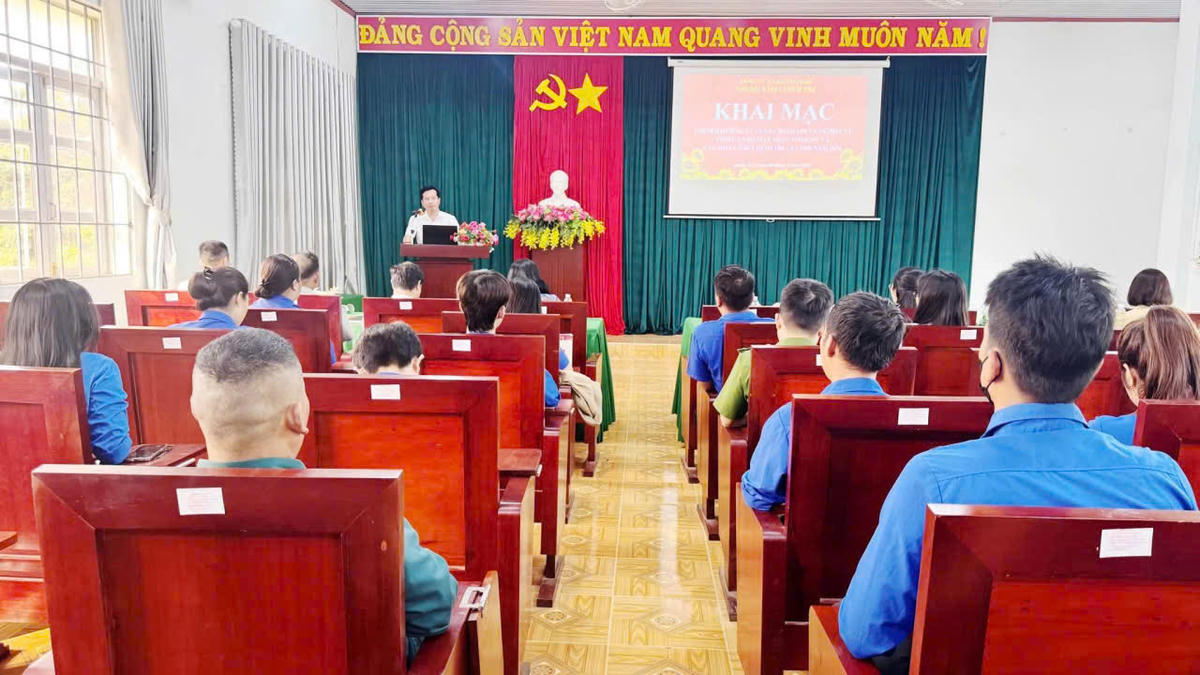 Quang cảnh khai mạc lớp bồi dưỡng lý luận chính trị và nghiệp vụ cho cán bộ làm công tác Mặt trận và các đoàn thể chính trị - xã hội tại địa phương.