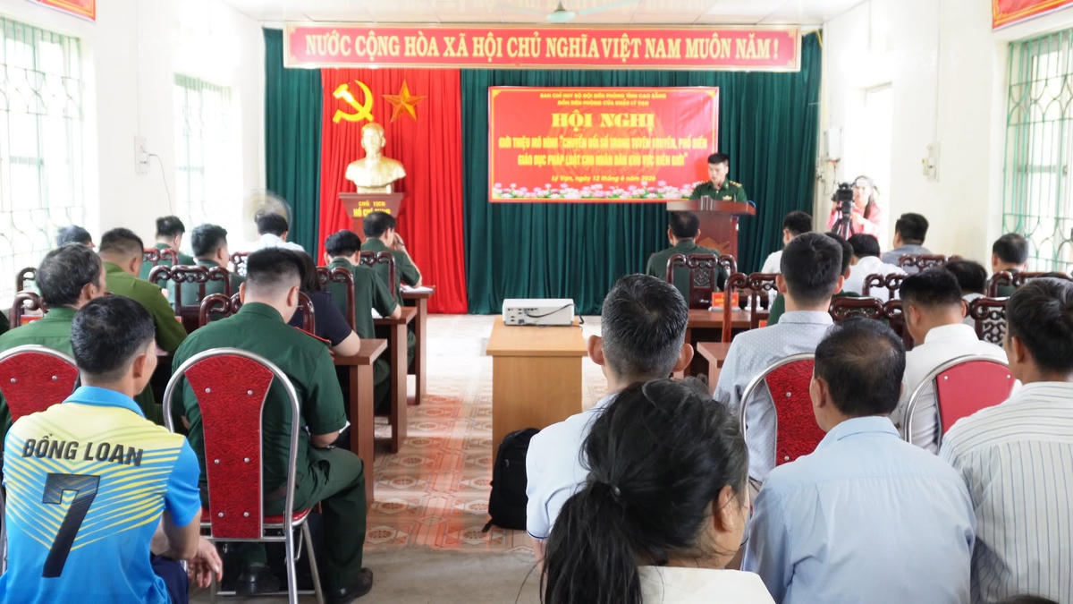 Nhằm đẩy mạnh công tác tuyên truyền, phổ biến, giáo dục pháp luật và nâng cao nhận thức về chuyển đổi số cho nhân dân khu vực biên giới, ngày 12/6, Đồn Biên phòng Cửa khẩu Lý Vạn, Ban Chỉ huy Bộ đội Biên phòng tỉnh Cao Bằng đã tổ chức Hội nghị giới thiệu mô hình “Chuyển đổi số trong tuyên truyền, phổ biến, giáo dục pháp luật cho nhân dân khu vực biên giới” cho cán bộ, đảng viên và đông đảo nhân dân trên địa bàn.