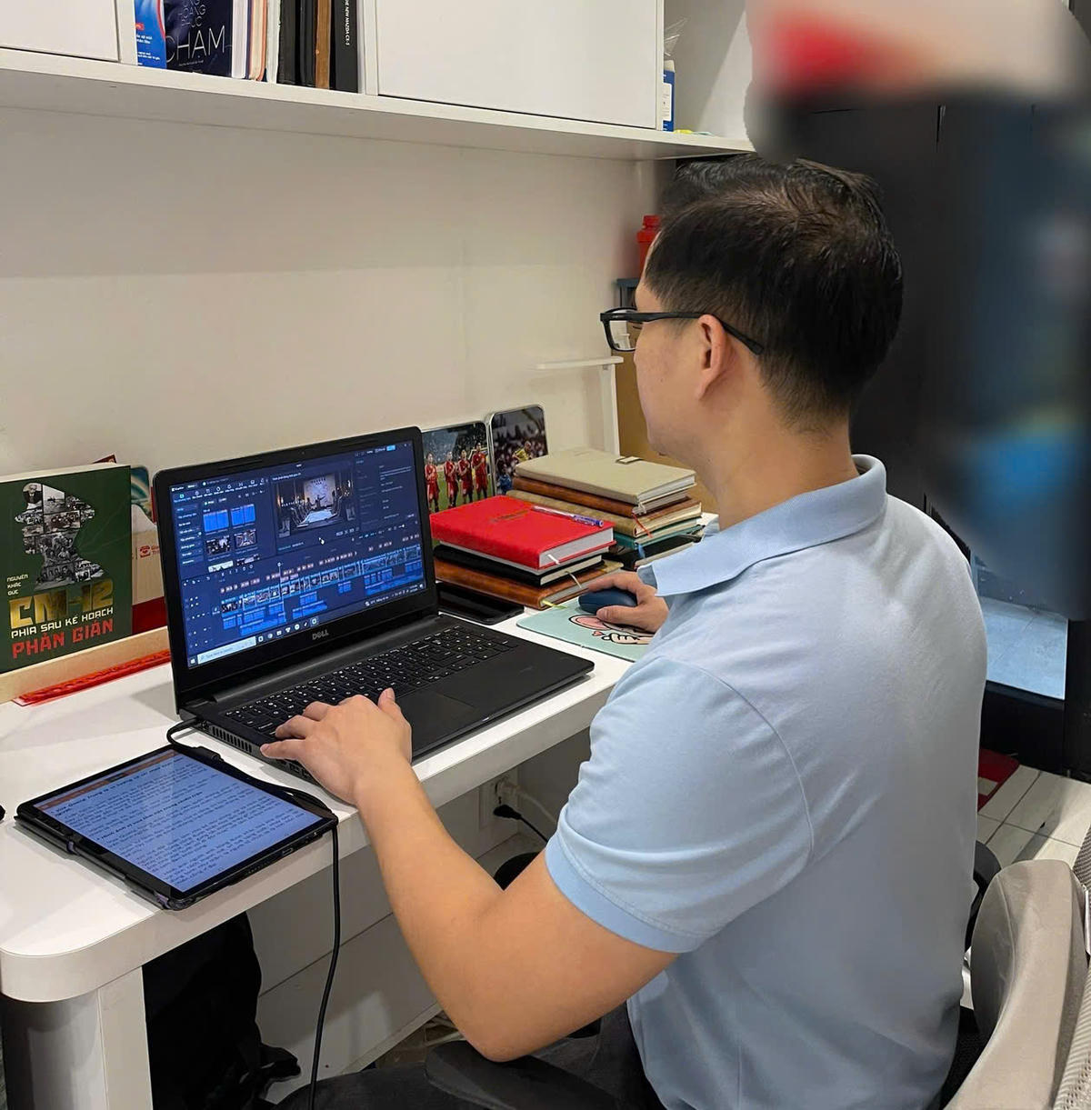 Phạm Bá Việt đang trong quá trình xử lý kỹ thuật và thực hiện hậu kỳ cho một sản phẩm. Ảnh: NVCC.