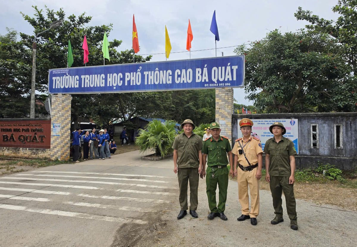 Lực lượng chức năng bảo đảm an ninh tại điểm thi Trường THPT Cao Bá Quát. Ảnh: NT.