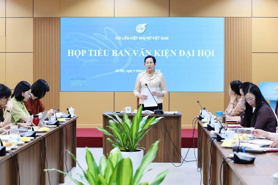 Ảnh 2: Ủy viên Trung ương Đảng, Phó Chủ tịch Ủy ban Trung ương MTTQ Việt Nam, Chủ tịch Trung ương Hội Liên hiệp phụ nữ Việt Nam Lê Thị Thủy chủ trì cuộc họp tiểu ban văn kiện Đại hội. 