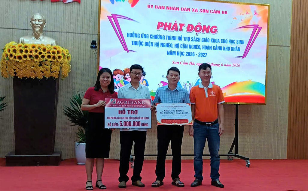 Các đơn vị trao hỗ trợ kinh phí mua sách giáo khoa cho học sinh khó khăn ở xã Sơn Cẩm Hà. Ảnh: CĐ.