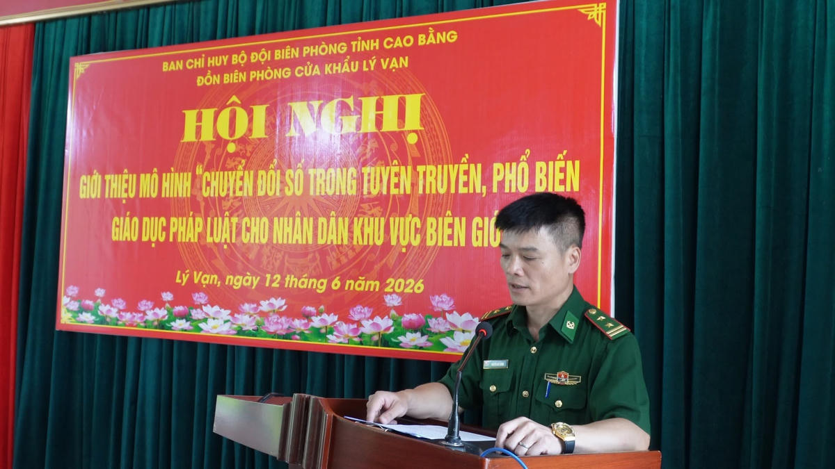 Tại hội nghị, cán bộ Đồn Biên phòng Cửa khẩu Lý Vạn đã giới thiệu đến nhân dân phương thức tiếp cận các văn bản pháp luật thông qua hình thức quét mã QR trên điện thoại thông minh. 