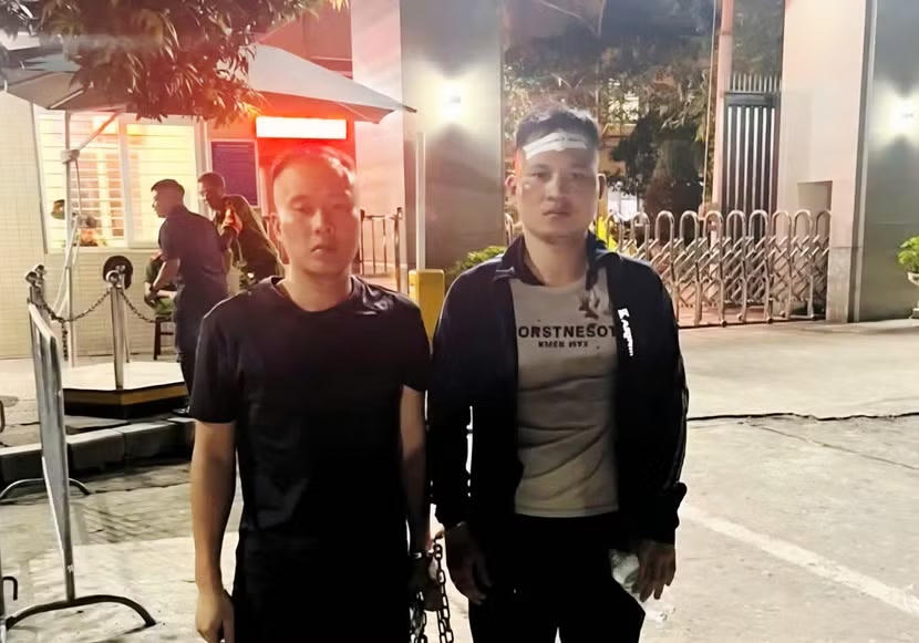 Hai đối tượng tại cơ quan công an.