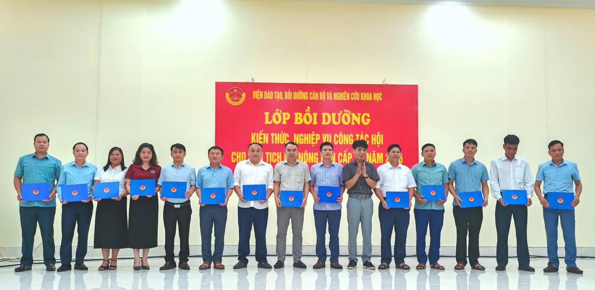 Lãnh đạo Viện Đào tạo, bồi dưỡng cán bộ và nghiên cứu khoa học trao Giấy chứng nhận hoàn thành khóa học cho các học viên
