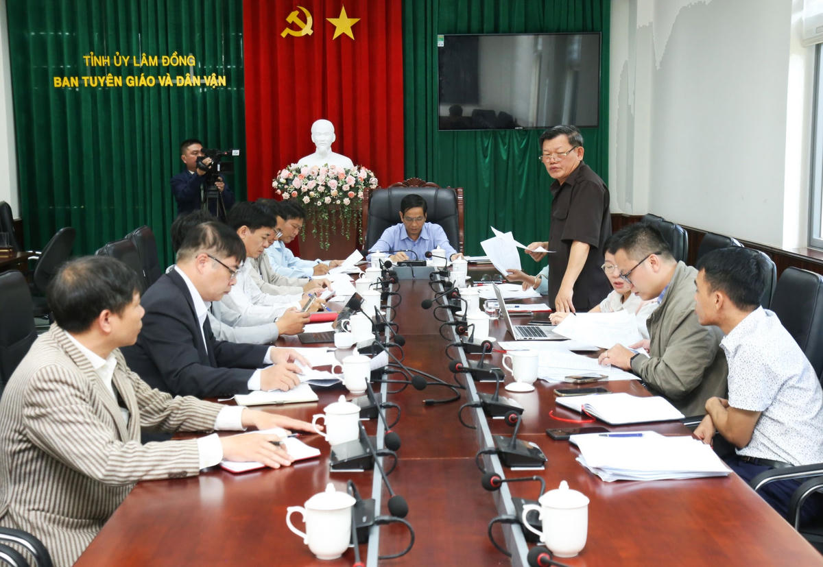 Các thành viên Ban Giám khảo tại cuộc họp.