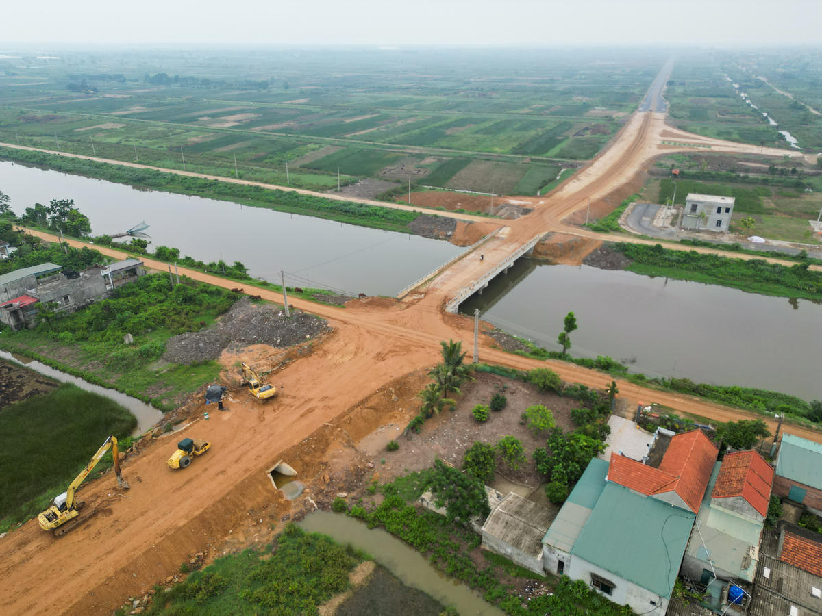Theo báo cáo của Ban BQLDA ĐTCTGT Thanh Hóa, từ ngày 1/5 - 9/6, giá trị thực hiện của gói thầu số 05 chỉ đạt 10 tỷ đồng, tương đương 41,3% khối lượng theo yêu cầu. Mặc dù Ban và Sở Xây dựng đã chỉ đạo tăng cường thêm mũi thi công, tổ chức thi công '3 ca, 4 kíp'... song nhà thầu vẫn chưa bổ sung đầy đủ nhân lực, thiết bị theo yêu cầu. Ban BQLDA ĐTCTGT đánh giá, tiến độ của gói thầu số 05 'rất chậm', không đáp ứng chỉ đạo của cơ quan quản lý và có nguy cơ không hoàn thành trước ngày 30/8/2026 như kế hoạch. Ảnh: Đình Minh