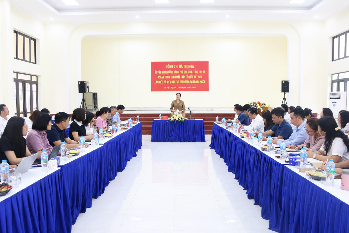 Ủy viên Trung ương Đảng, Phó Chủ tịch – Tổng Thư ký UBTƯ MTTQ Việt Nam Hà Thị Nga làm việc với Viện Đào tạo, bồi dưỡng cán bộ và Nghiên cứu khoa học.