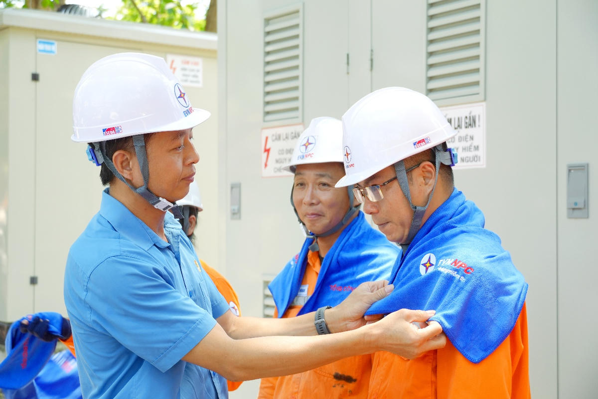 Ông Nguyễn Ngọc Lương - Phó Chủ tịch Công đoàn EVNNPC động viên lực lượng CBCNV Điện lực Hạc Thành. Ảnh: Hùng Mạnh