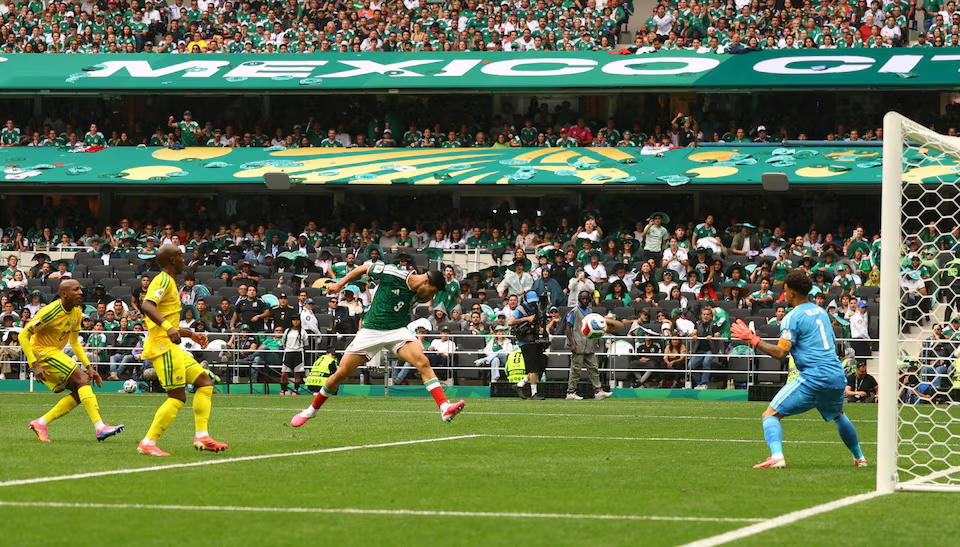 Pha đánh đầu vào khung thành của&nbsp;Raul Jimenez. Nguồn: Reuters.