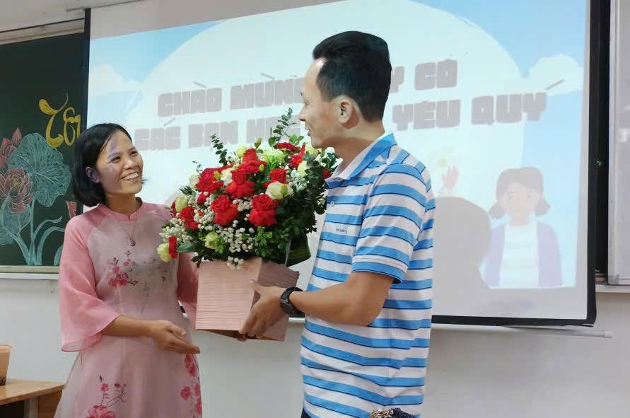 Cô giáo Vũ Hằng (bên trái ảnh) được ban đại diện cha mẹ học sinh chúc mừng nhân dịp Ngày Nhà giáo Việt Nam 20-11. Ảnh: NVCC.
