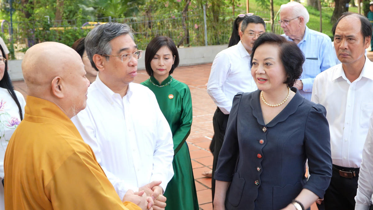 Hòa thượng Thích Lệ Trang, Trưởng ban Trị sự Phật giáo TP Hồ Chí Minh trò chuyện cùng Phó Thủ tướng Phạm Thị Thanh Trà tại buổi dâng hương tại công viên Lê Thị Riêng ngày 8/6. Ảnh: Kim Trường.