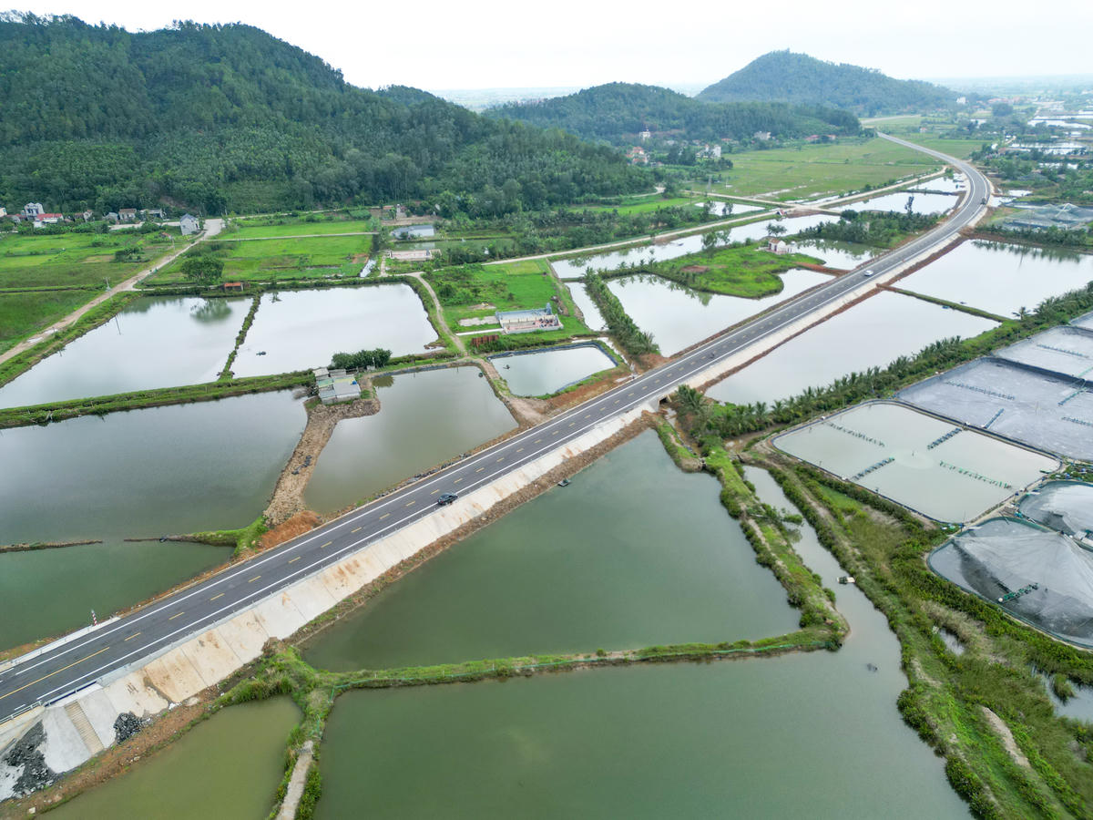 Đối với gói thầu số 06 (đoạn Km7+645 - Km23+723), Ban BQLDA ĐTCTGT đánh giá tiến độ khả quan hơn khi đã đạt khoảng 95,1% giá trị hợp đồng. Các hạng mục chính như nền đường, mặt đường, hệ thống thoát nước và 2 cây cầu đã cơ bản hoàn thành. Ảnh: Đình Minh