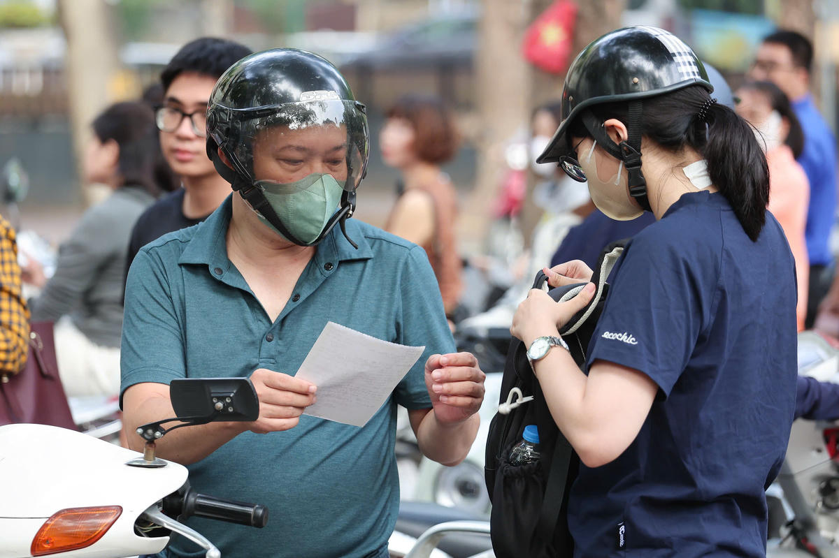 Không chỉ thí sinh, nhiều phụ huynh cũng thở phào khi đồng hành cùng con trong chặng cuối của kỳ thi.