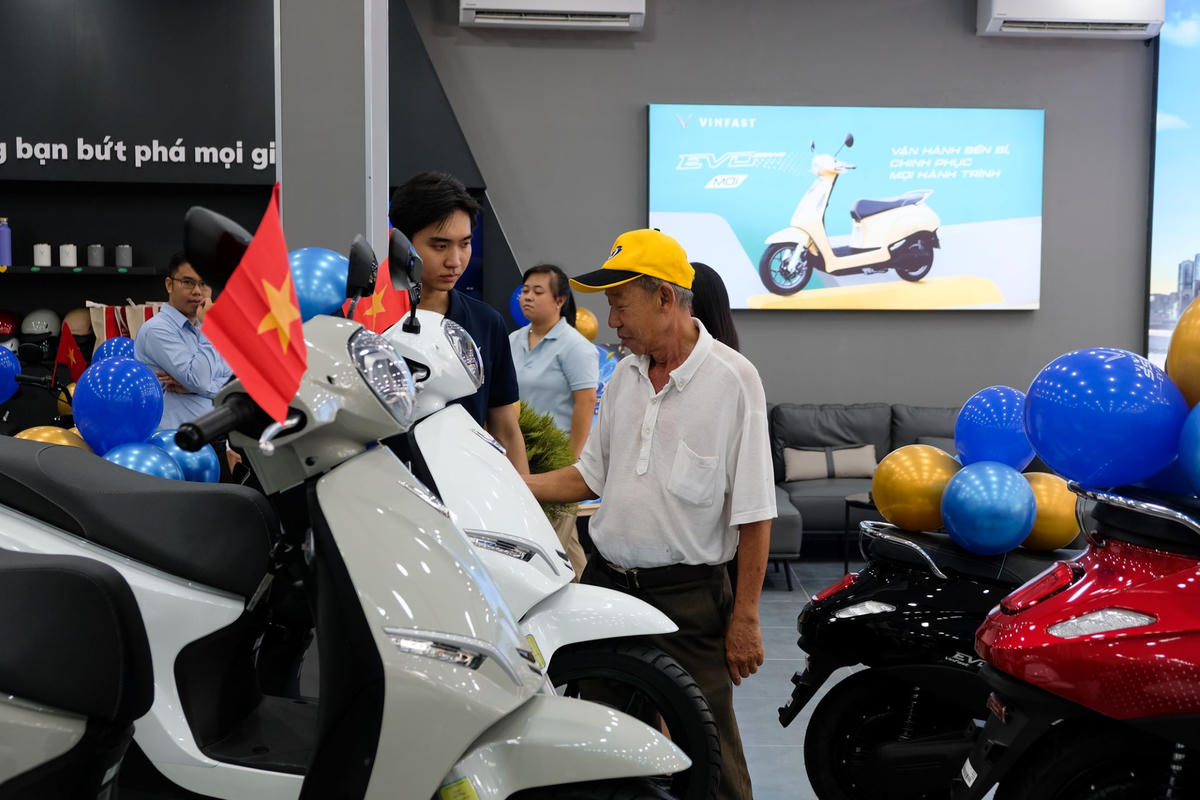 Xe máy điện VinFast bùng nổ với 66 đại lý mở đồng loạt, người dùng hồ hởi khi dịch vụ hậu mãi 5 sao “đến tận cửa nhà”