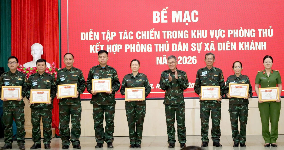 Lãnh đạo xã Diên Khánh trao giấy khen cho các tập thể, có thành tích xuất sắc trong công tác tổ chức và thực hành diễn tập.