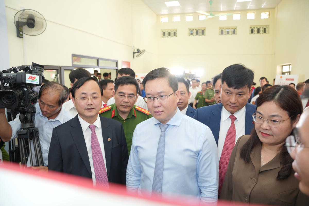 Đồng chí Tô Huy Vũ - Bí thư Đảng ủy, Chủ tịch HĐTV Agribank và đồng chí Trần Đăng Quỳnh - Phó Bí thư Thường trực Tỉnh ủy cùng các đại biểu tham gia trải nghiệm Trạm dịch vụ công số