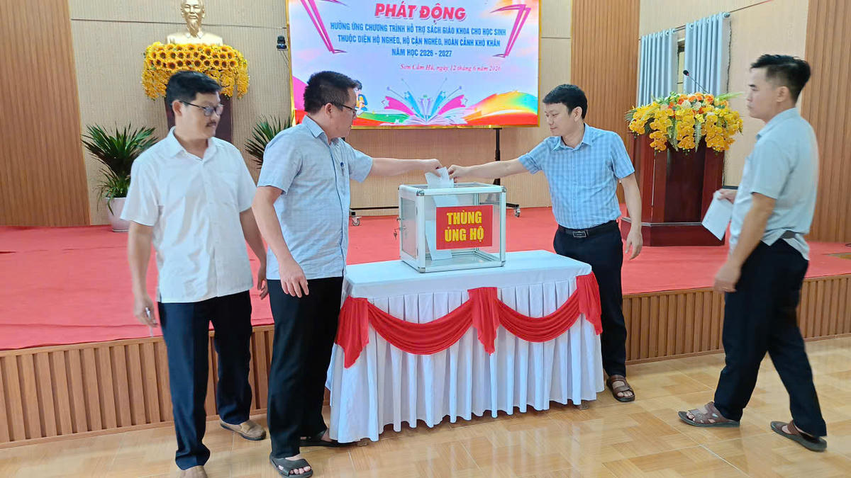 Lãnh đạo xã Sơn Cẩm Hà quyên góp hỗ trợ sách giáo khoa học sinh khó khăn. Ảnh: TT.