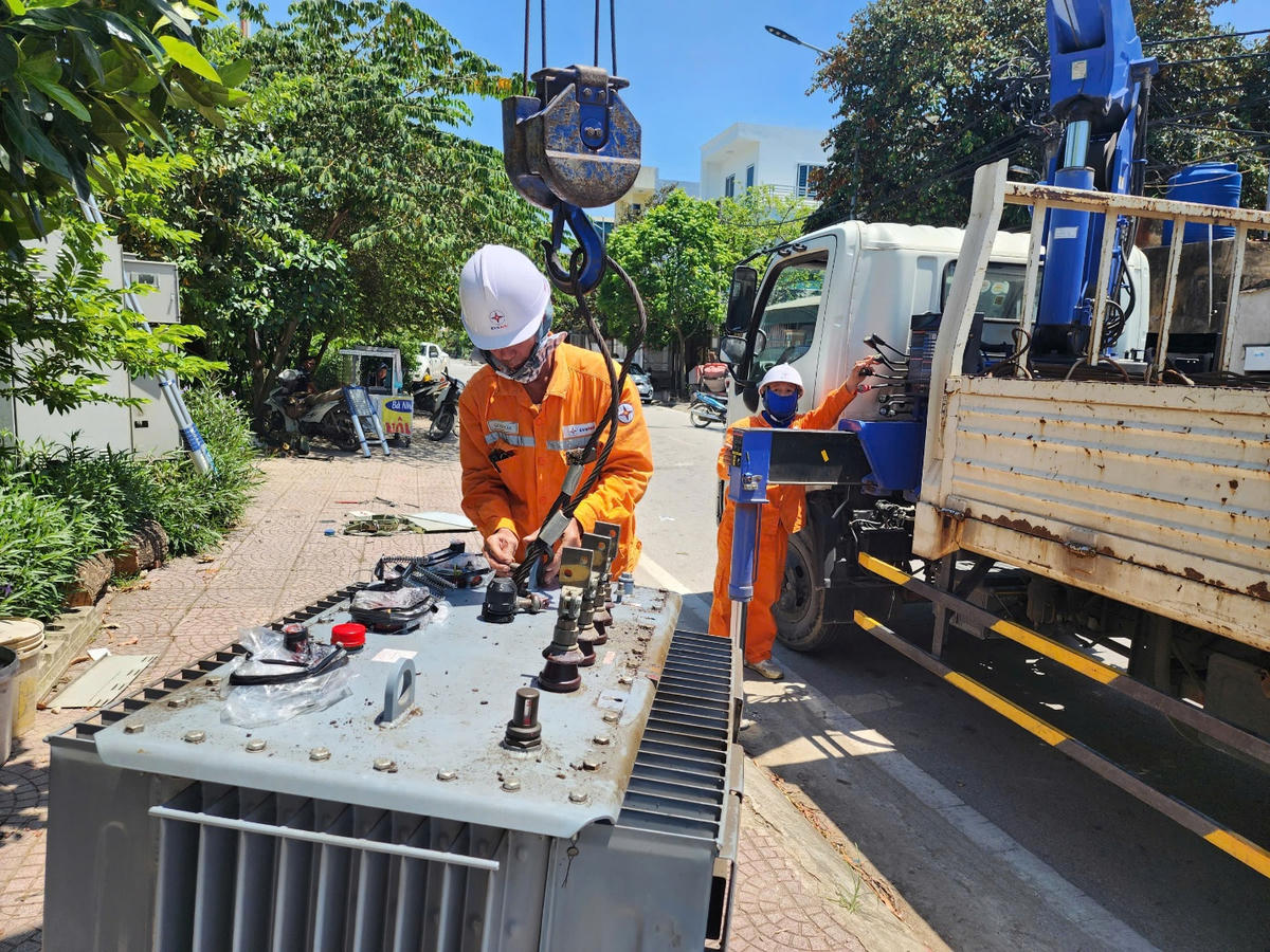 Nhân viên Điện lực Hạc Thành làm việc dưới trời nắng hơn 40 độ C. Ảnh: Hùng Mạnh