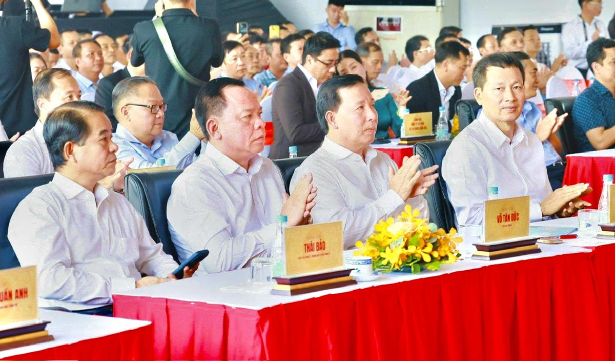 Các lãnh đạo Thành ủy, HĐND, UBND, Ủy ban MTTQ Việt Nam thành phố Đồng Nai dự lễ khởi công. Ảnh: Thanh Thủy