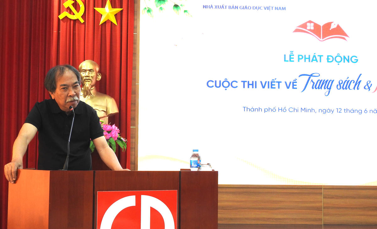 Nhà thơ Nguyễn Quang Thiều chia sẻ về những trang sách, mái trường. Ảnh: Đ.Xá.