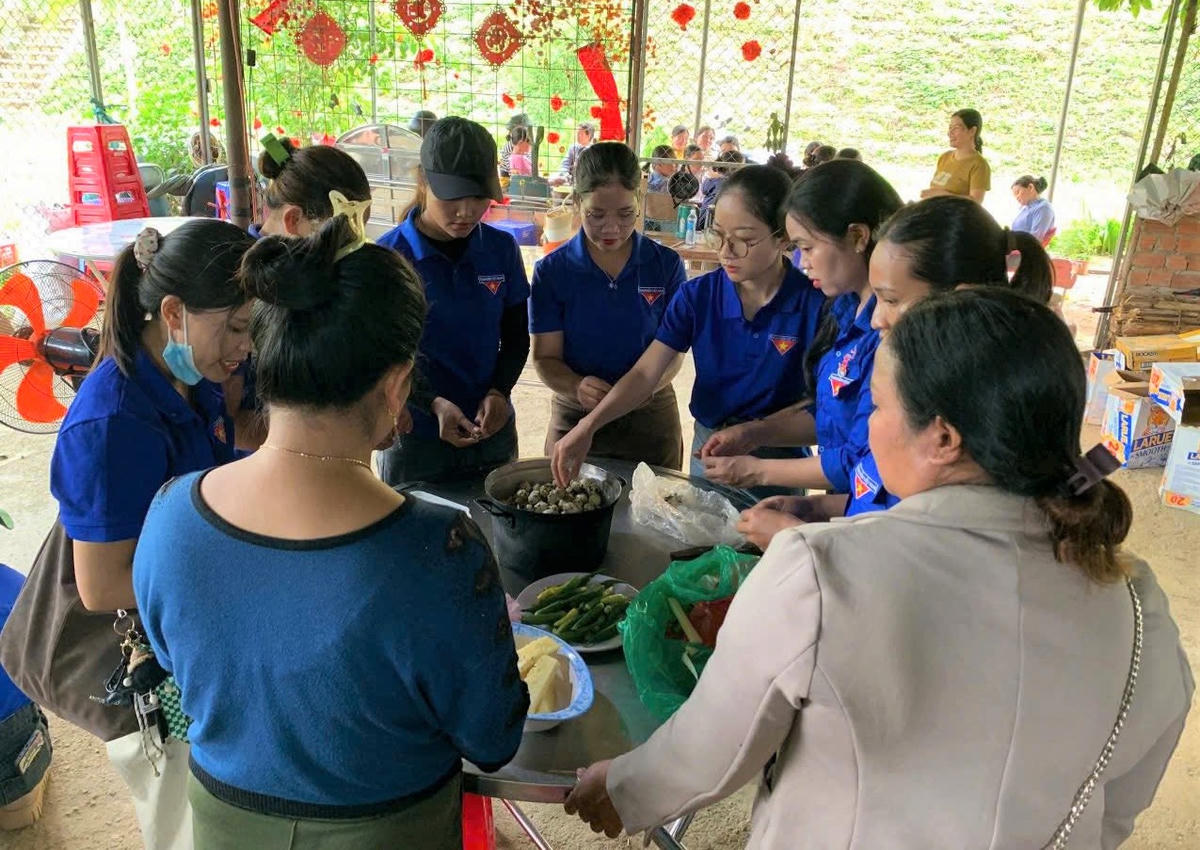 Đoàn viên, thanh niên hỗ trợ cấp dưỡng Trường THPT Nguyễn Văn Trỗi, xã La Dêê, TP Đà Nẵng nấu ăn cho thí sinh. Ảnh: CĐ.