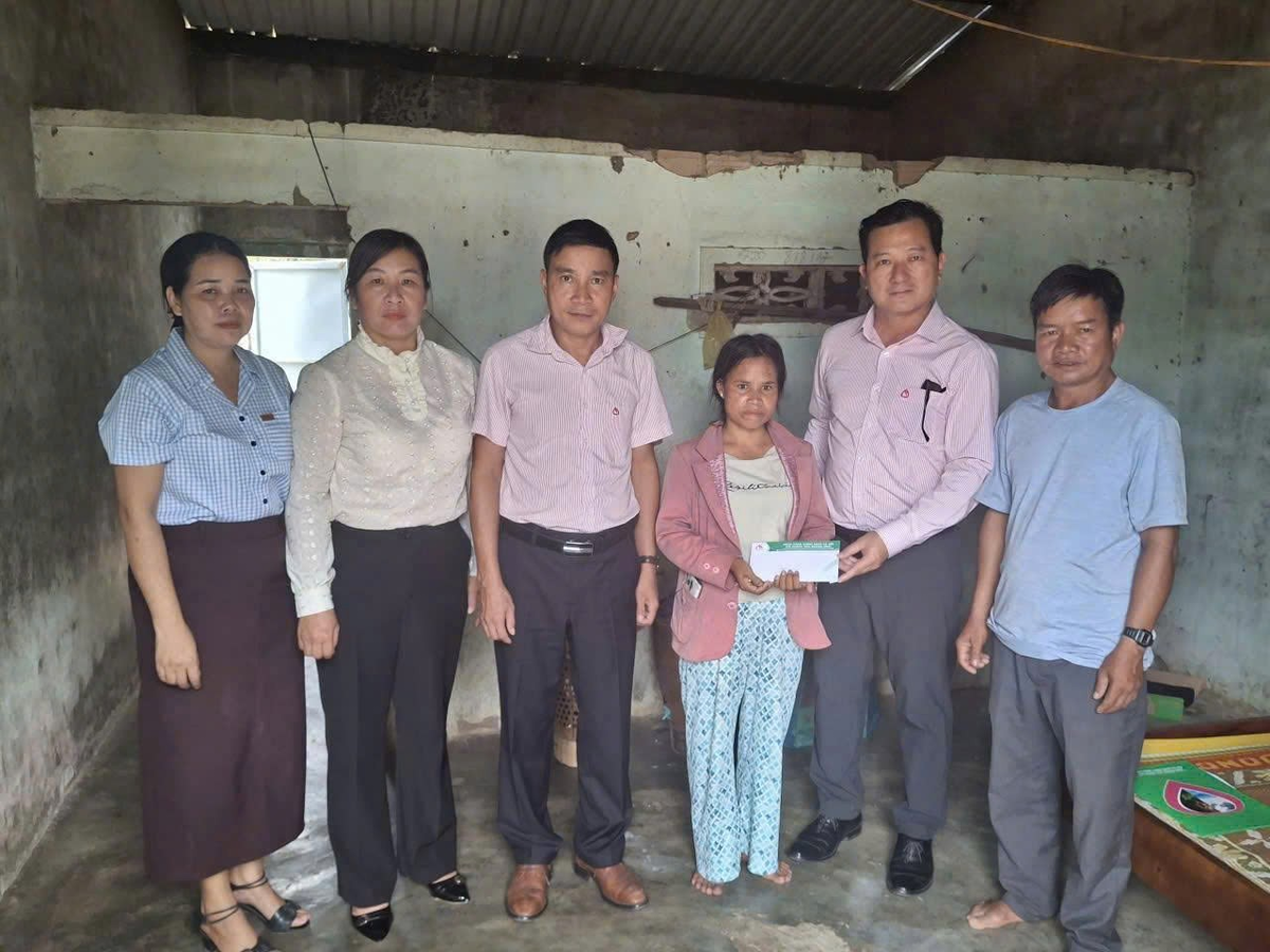 Ông Nguyễn Văn Chung, Phó Giám đốc Chi nhánh NHCSXH tỉnh Quảng Ngãi trao quà cho bà Y Banh, gia đình gặp khó khăn, hoạn nạn tại xã Ya Ly, Quảng Ngãi. Ảnh: Bá Tứ.
