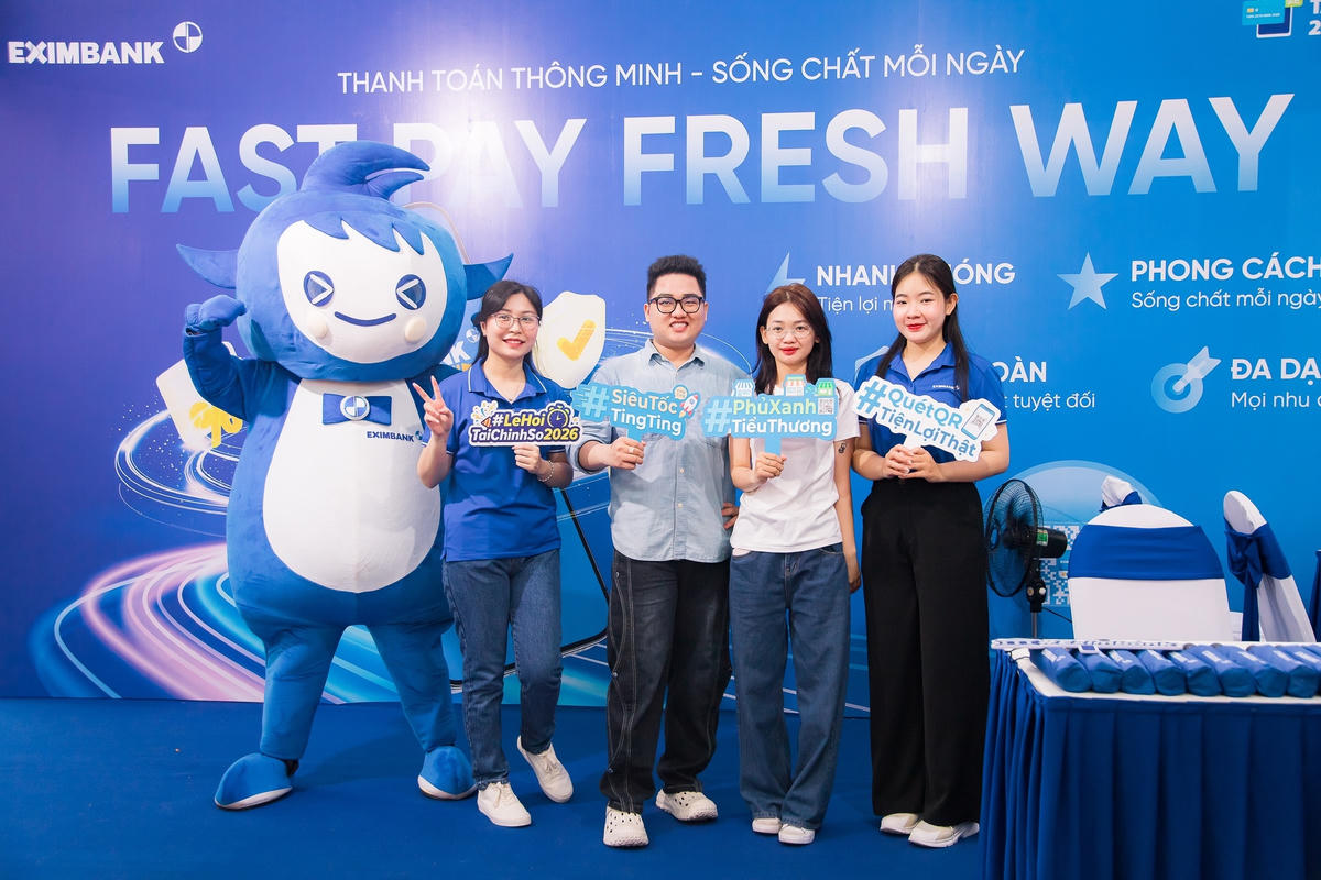Gian hàng Eximbank thu hút khách tham quan với nhiều hoạt động hấp dẫn như check-in, trải nghiệm công nghệ, tham gia minigame và nhận quà trực tiếp.