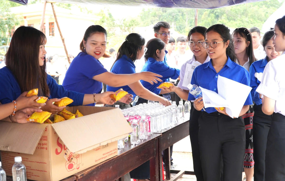 Đoàn viên, thanh niên tiếp sức mùa thi tại điểm thi Trường THPT Tây Giang, TP Đà Nẵng. Ảnh: TG.