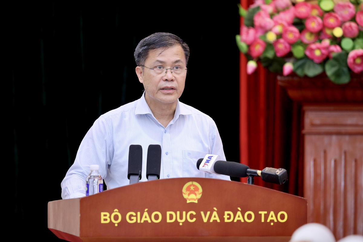 Ông Lê Mỹ Phong, Phó Cục trưởng Cục Quản lý chất lượng (Bộ GDĐT) thông tin tại buổi họp báo.