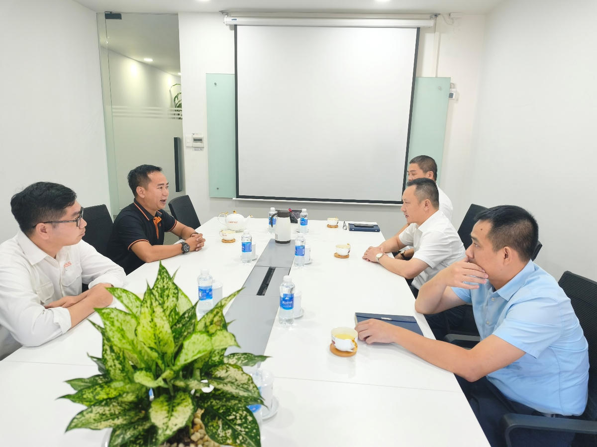 Công ty Điện lực Thanh Hóa làm việc với khách hàng lớn về phương án điều chỉnh, dịch chuyển phụ tải điện năm 2026. Ảnh: Hùng Mạnh