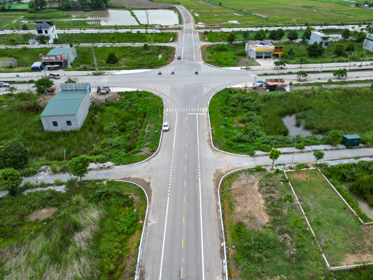 Đồng thời, Ban sẽ tăng cường kiểm tra hiện trường, giám sát chặt chẽ việc thực hiện cam kết của nhà thầu, kịp thời tháo gỡ khó khăn, đẩy nhanh nghiệm thu, thanh toán và giải ngân vốn. 'Mục tiêu cao nhất hiện tại là hoàn thành toàn bộ dự án và đưa tuyến đường ven biển Nga Sơn - Hoằng Hóa vào khai thác, chậm nhất vào cuối tháng 8/2026 theo hợp đồng đã ký kết', ông Lực nói. Ảnh: Đình Minh
