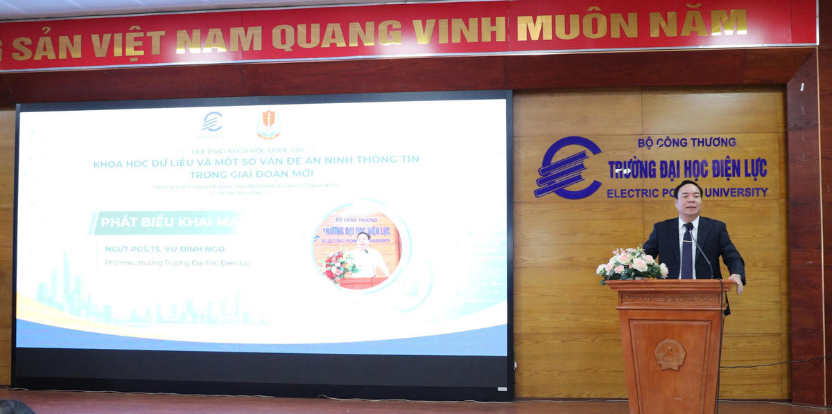 NGƯT, PGS.TS Vũ Đình Ngọ, Bí thư Đảng ủy, Phó Hiệu trưởng Trường Đại học Điện lực phát biểu khai mạc.