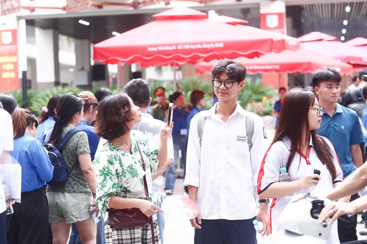Ghi nhận tại một số điểm thi trên địa bàn Hà Nội, nhiều thí sinh rời phòng thi với tâm trạng phấn khởi sau khi hoàn thành bài thi cuối cùng của Kỳ thi tốt nghiệp THPT năm 2026.
