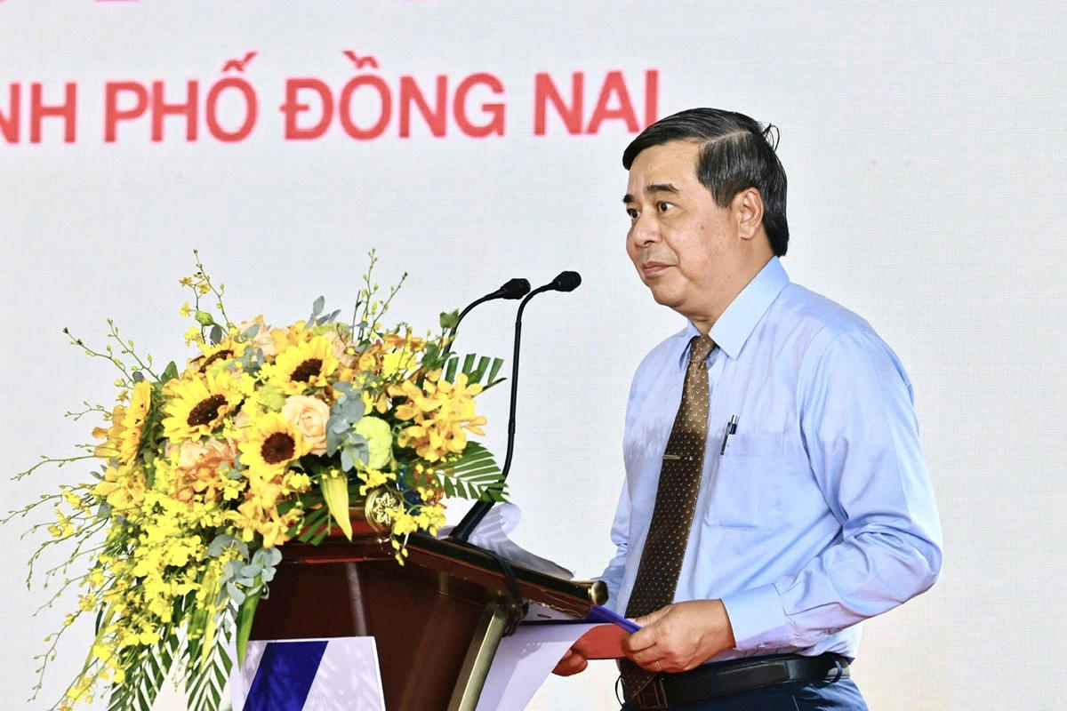 Tổng Giám đốc Tổng Công ty Sonadezi Trần Thanh Hải phát biểu cam kết và quyết tâm của đại diện đơn vị thi công.&nbsp;Ảnh: Thanh Thủy