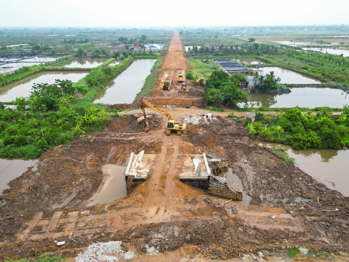 Do dự án chậm tiến độ, đến ngày 27/1/2026, ông Mai Xuân Liêm - Phó Chủ tịch UBND tỉnh ký quyết định số 313/QĐ-UBND, điều chỉnh thời gian 'hoàn thành trong năm 2026'; điều chỉnh tổng mức đầu tư từ hơn 2.242 tỷ đồng xuống còn hơn 1.919 tỷ đồng; điều chỉnh, bổ sung thiết kế cơ sở; cập nhật lại đơn vị hành chính, từ đi các huyện cũ thành đi qua xã Tân Tiến, Nga Sơn, Vạn Lộc, Hoa Lộc, Hoằng Tiến, Hoằng Thanh... Ảnh: Đình Minh