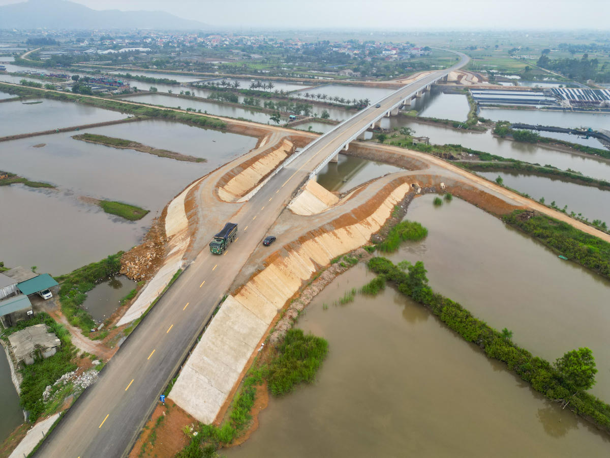 Phần khối lượng còn lại chủ yếu liên quan đến việc điều chỉnh thiết kế một số vị trí đường đê, nút giao, đường dân sinh và gia cố mái taluy để phù hợp với thực tế. Ảnh: Đình Minh