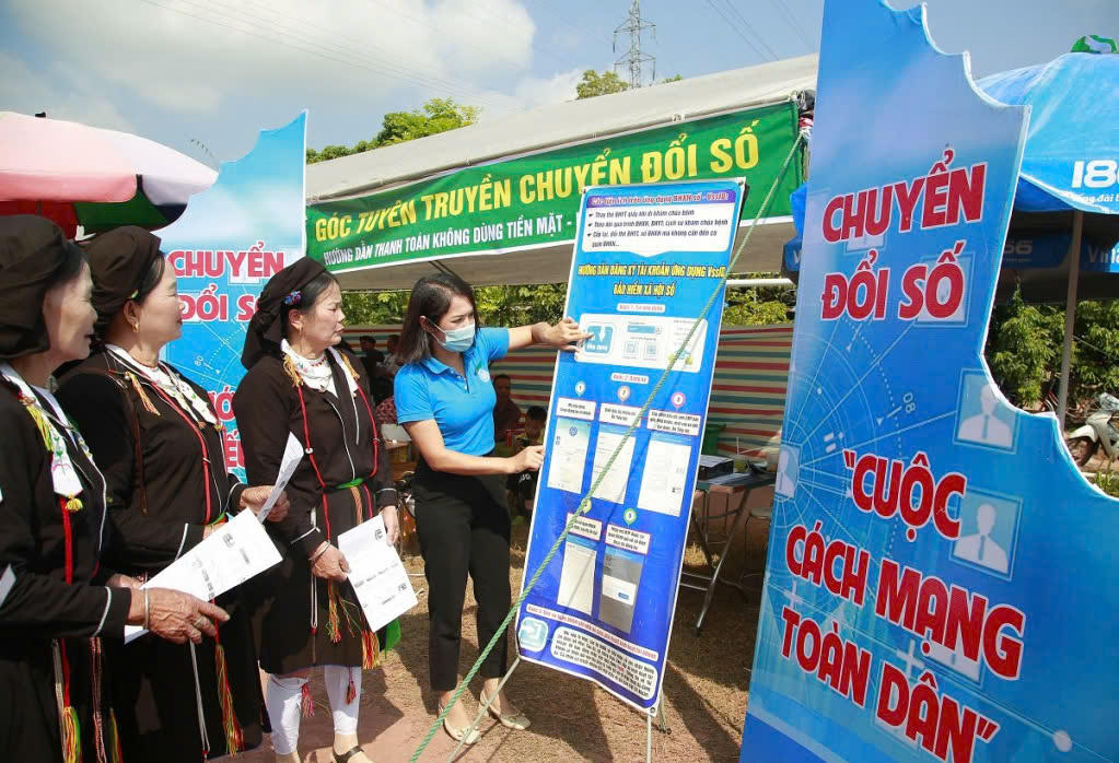 Các cấp hội Phụ nữ đẩy mạnh chuyển đổi số tới chị em phụ nữ đồng bào dân tộc thiểu số.  