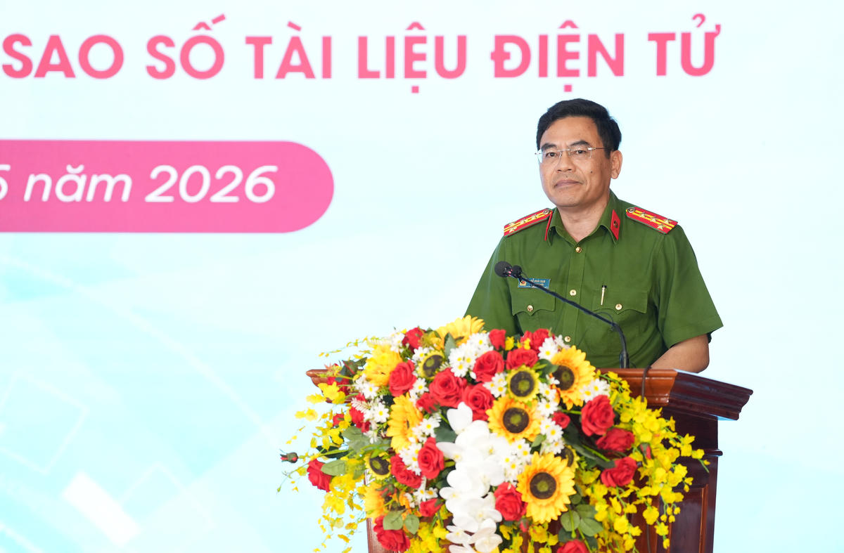 Đồng chí Đại tá Đỗ Hoài Nam - Phó Giám đốc Công an tỉnh Ninh Bình báo cáo kết quả phối hợp giữa các đơn vị để triển khai Trạm dịch vụ công số trên địa bàn tỉnh