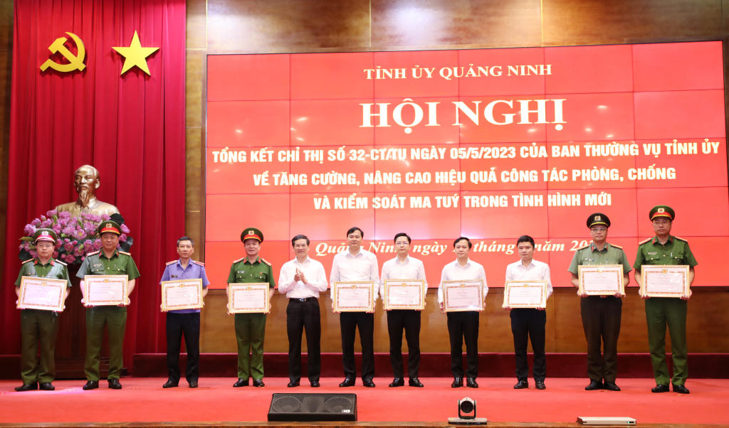  Phó Bí thư Tỉnh ủy, Chủ tịch Ủy ban MTTQ tỉnh Quảng Ninh Vũ Quyết Tiến trao Bằng khen của Ban Thường vụ Tỉnh ủy cho các cá nhân&nbsp;có thành tích xuất sắc trong triển khai thực hiện Chỉ thị số 32-CT/TU. Ảnh: QMG