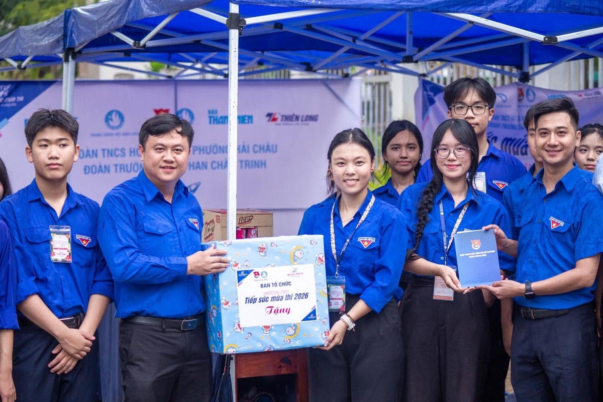 Bí thư Thành đoàn Đà Nẵng Lê Công Hùng (thứ 2, bên trái) thăm, động viên các đội tiếp sức mùa thi. Ảnh: NH.