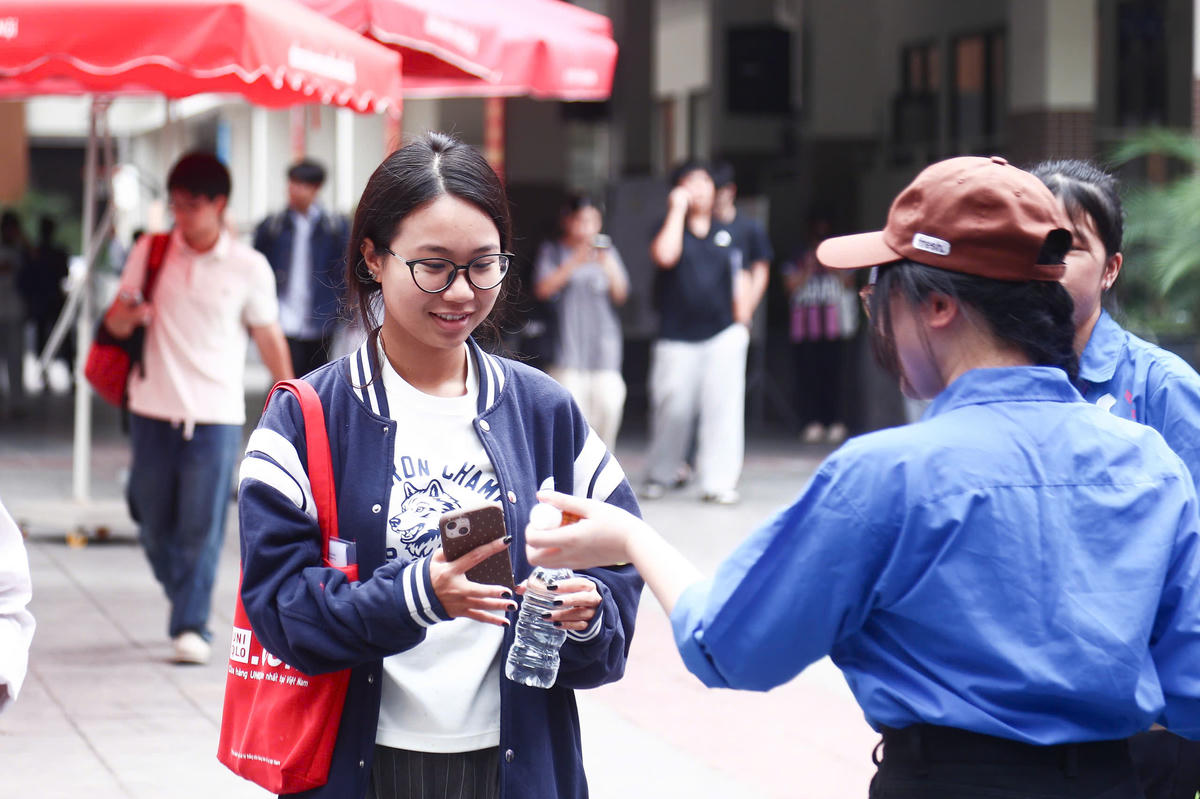 Em Nguyễn Hà Phương, thí sinh tự do đăng ký dự thi các môn Toán, Ngữ văn và Tiếng Anh cho biết, đề thi Tiếng Anh năm nay có độ khó tương đương năm trước. Đề đọc dễ hơn nhưng vẫn có nhiều câu hỏi mang tính phân loại, đòi hỏi thí sinh phải suy luận kỹ. Em dự đoán đạt khoảng 7 điểm, tương đương kết quả của năm trước. Nữ sinh cũng cho biết nguyện vọng của em là theo học ngành Báo chí - Truyền thông.