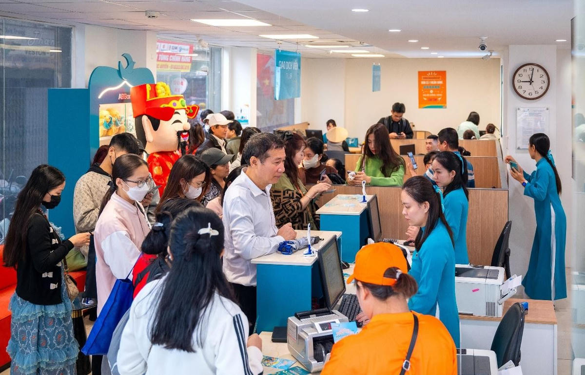 The image shows a busy office environment with people working, some using computers and others engaged in various tasks.

AI-generated content may be incorrect.