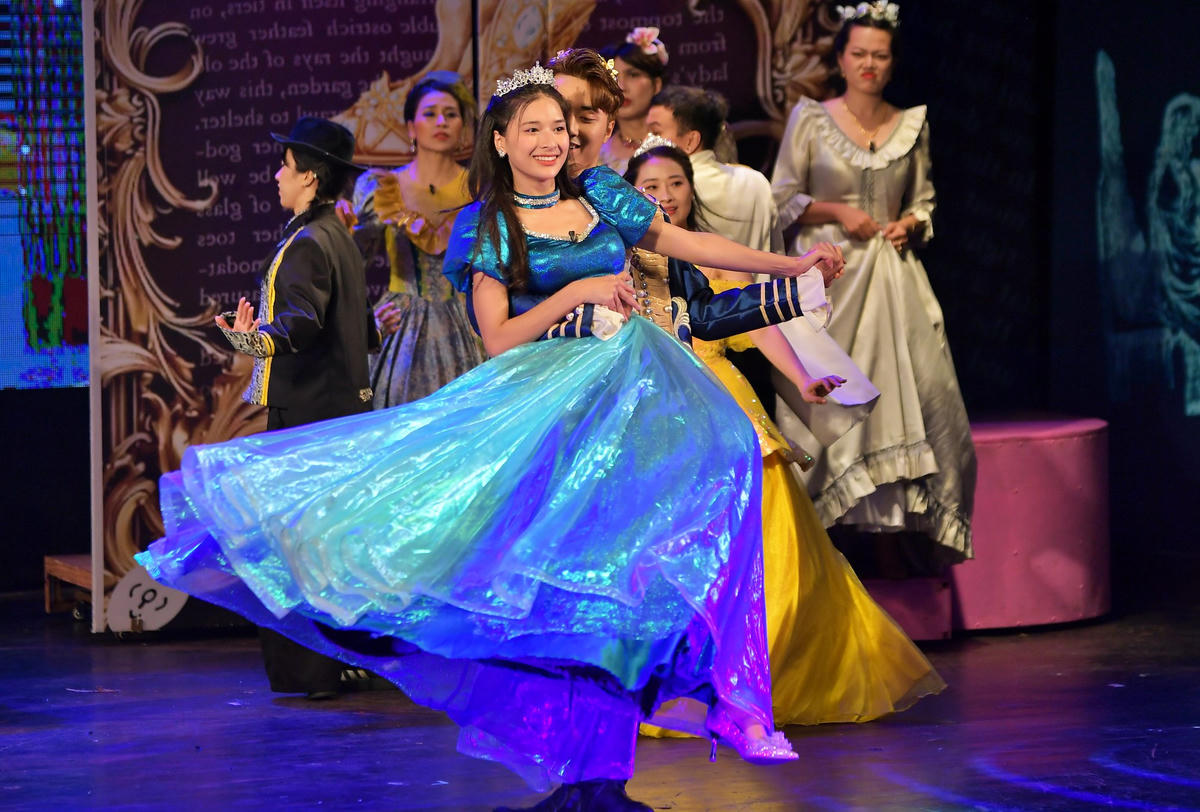 Trong phiên bản này, Lọ Lem không chỉ là cô gái chờ đợi phép màu. Cô bé biết đau trước bất công, nhưng chủ động lựa chọn lòng nhân ái. Cô không yếu đuối – mà mạnh mẽ theo cách dịu dàng nhất.