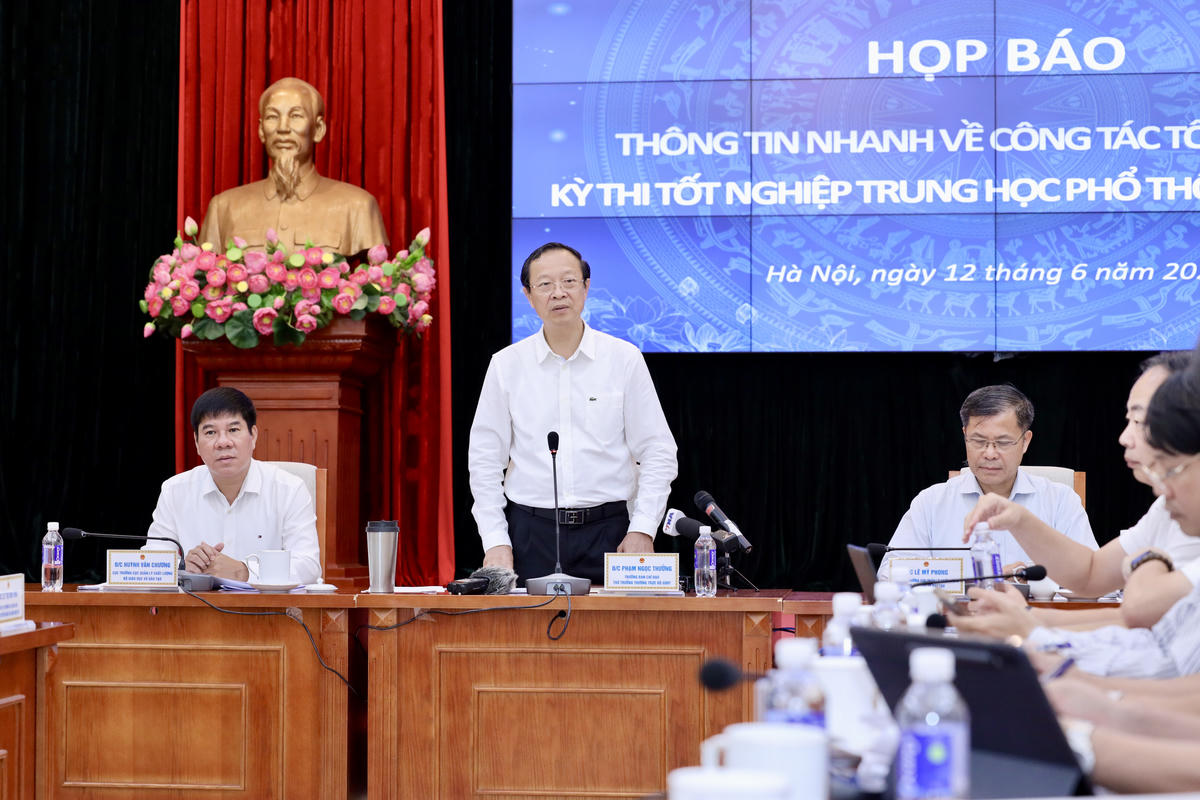 Thứ trưởng Thường trực Bộ GDĐT Phạm Ngọc Thưởng thông tin tại buổi họp báo.