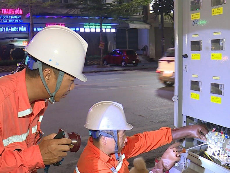 Nhân viên Điện lực Hạc Thành tập trung xử lý sự cố, khôi phục cấp điện cho khách hàng. Ảnh: Hùng Mạnh