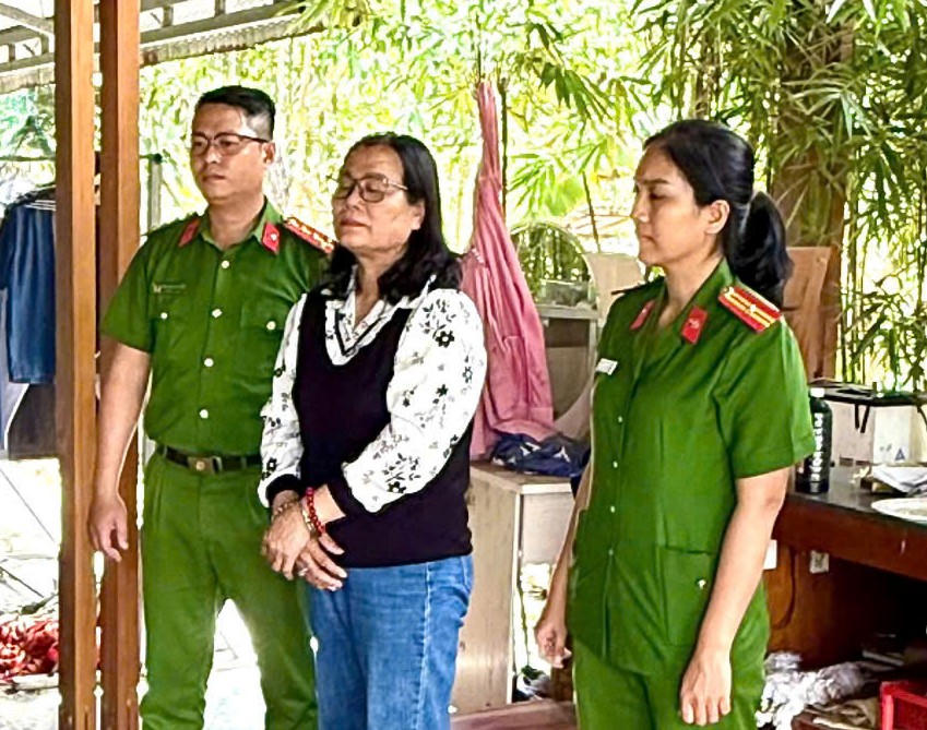 Bắt tạm đối tượng Hồ Thị Ánh. Ảnh: CA Đà Nẵng.